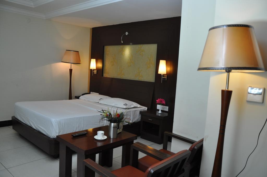 Hotel Shaans Tiruchirappalli Phòng bức ảnh
